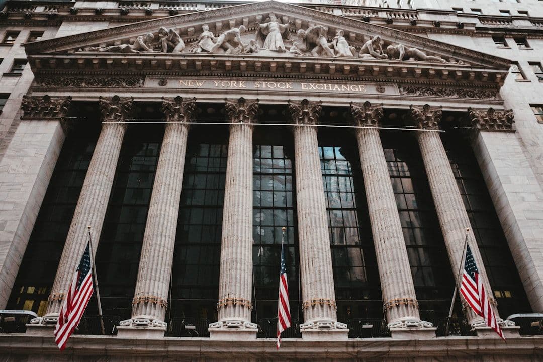 Điều gì đằng sau cơn sóng bán cổ phiếu của lãnh đạo OP Bancorp?