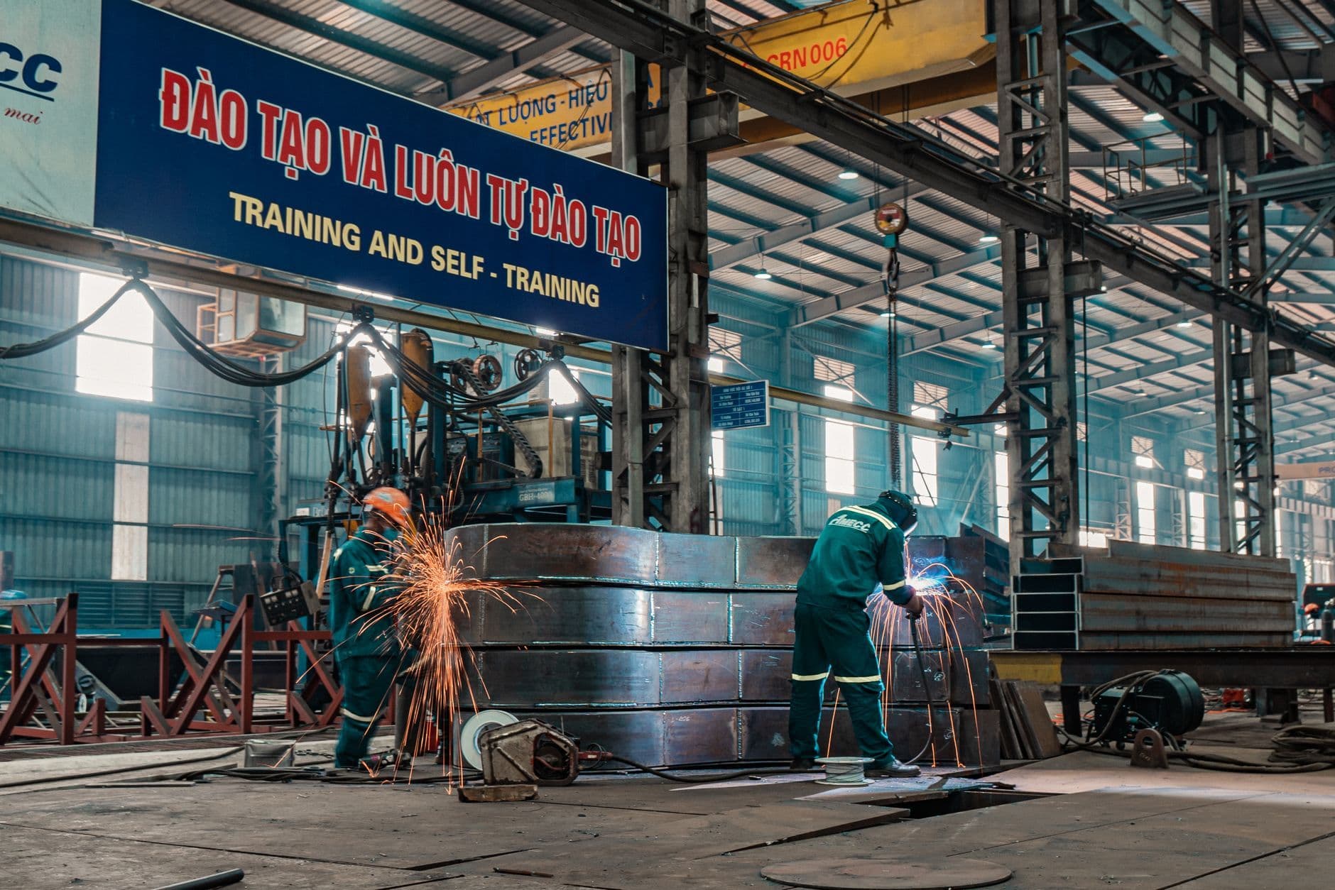 Khi nâng lương không đủ, người lao động Việt cần gì hơn?