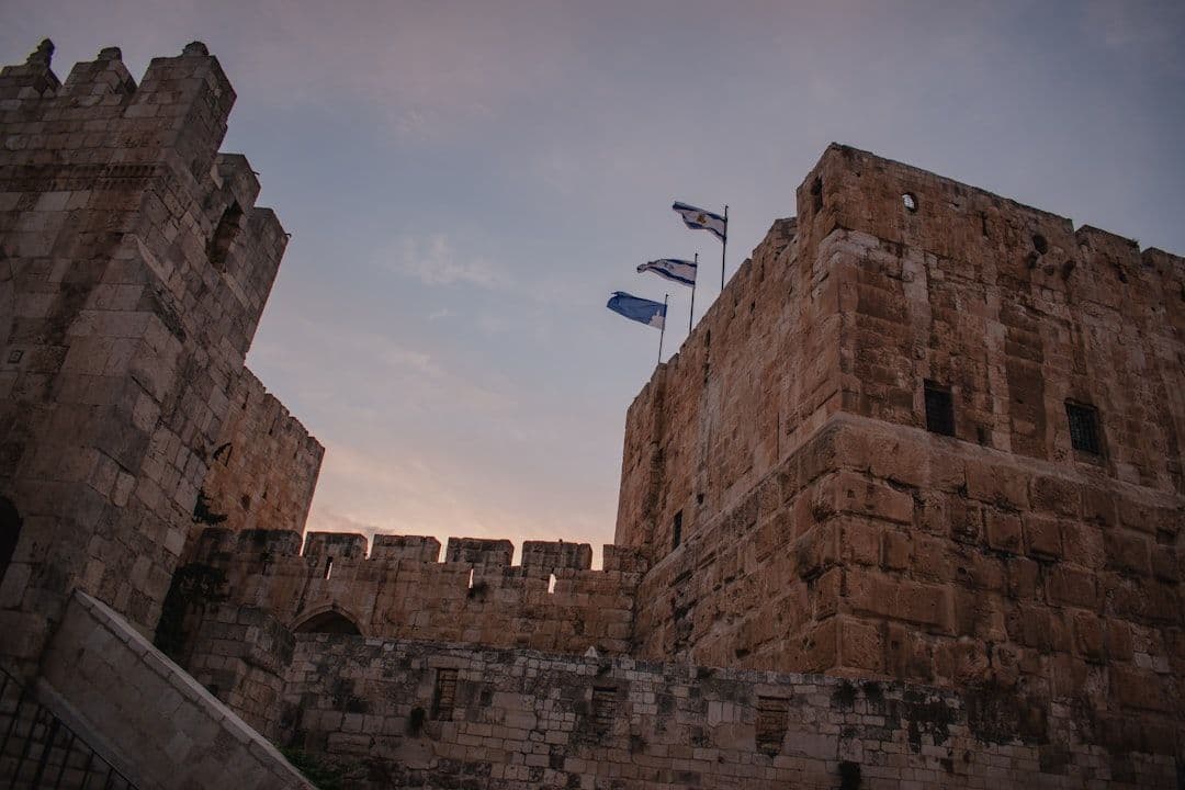 Israel Tấn Công Phức Hợp Dầu Khí Iran, Trump Kêu Gọi Ngừng Bắn Khẩn Cấp